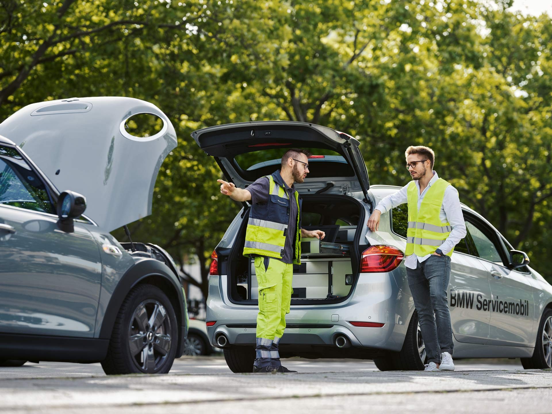 MINI Limuzina s 3 vrata – crvena i crna – MINI Accident Assistance